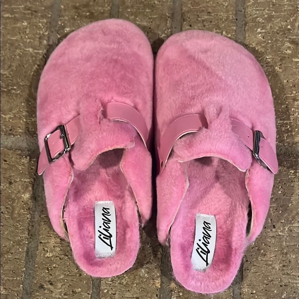 Liliana Pink w Fuzzy Slippers